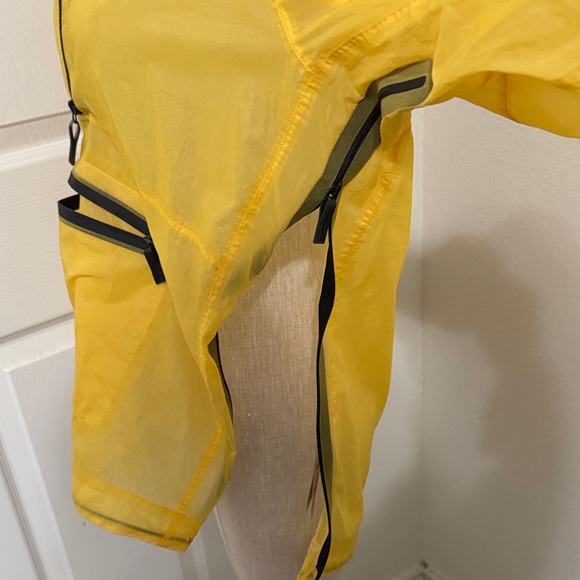 Burberry Sport Yellow Jacket with Black Trim - Picture 8 of 10